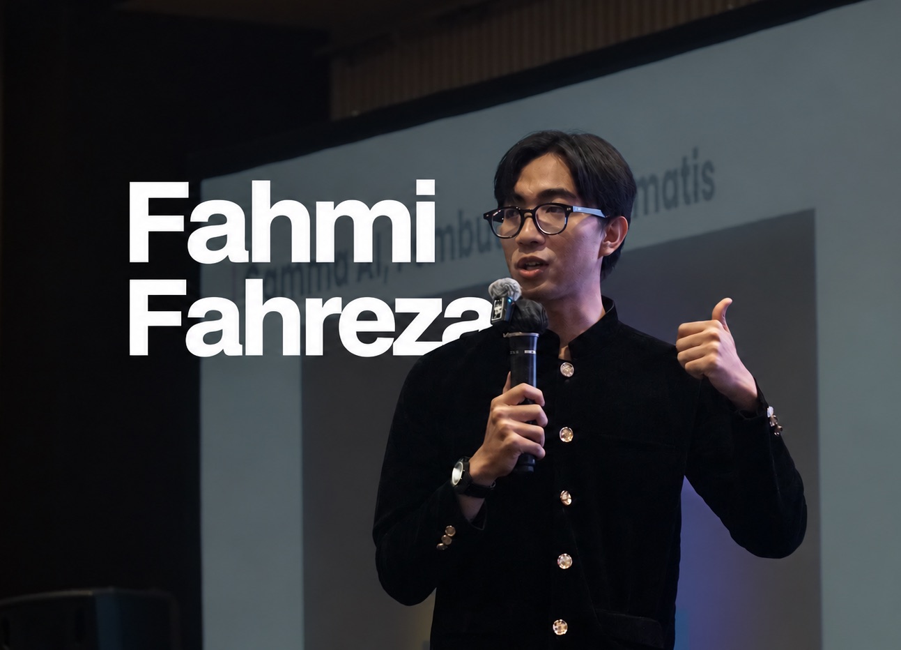 Fahmi Fahreza membawakan sesi AI automation di atas panggung